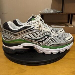 Saucony Omni 9 Men's White and Green Athletic Shoes.